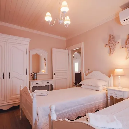 Вилла The Durrell White House